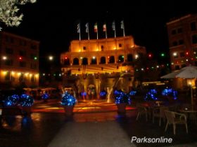 Innenhof Colosseo bei Nacht Kopie.jpg